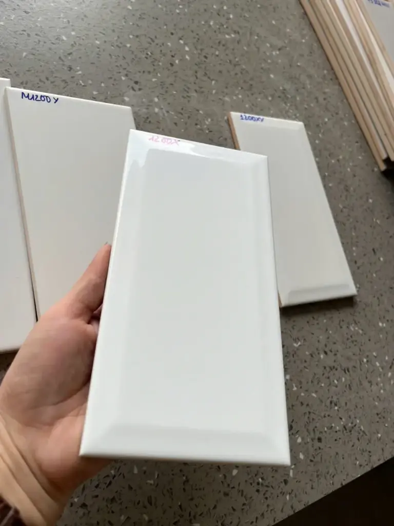 [STA1200-B_SA] Gạch thẻ trắng bóng vát 100x200 mm lô A01 (SA)